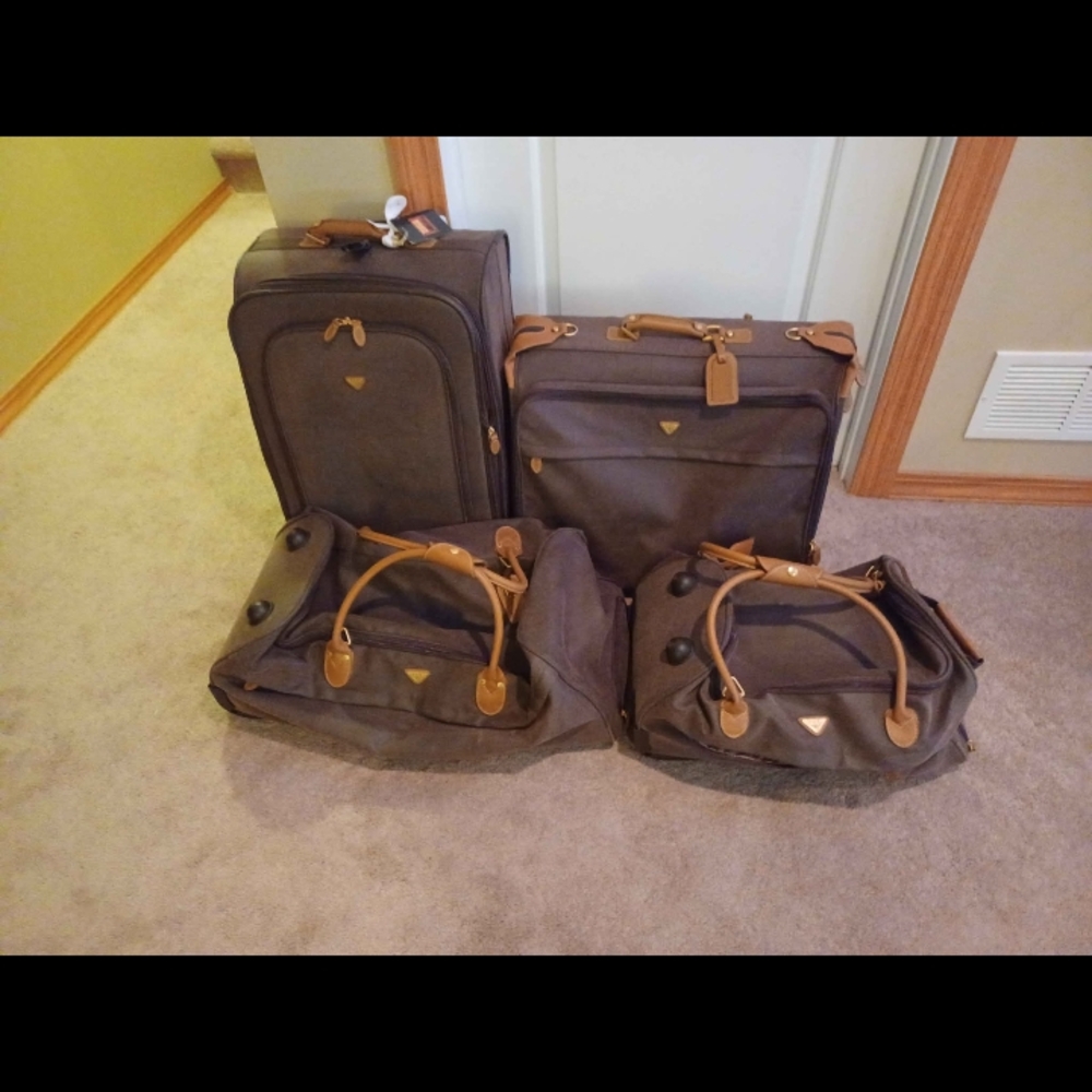 Sophisticated Brown Travel Luggage Set with Leather Accents